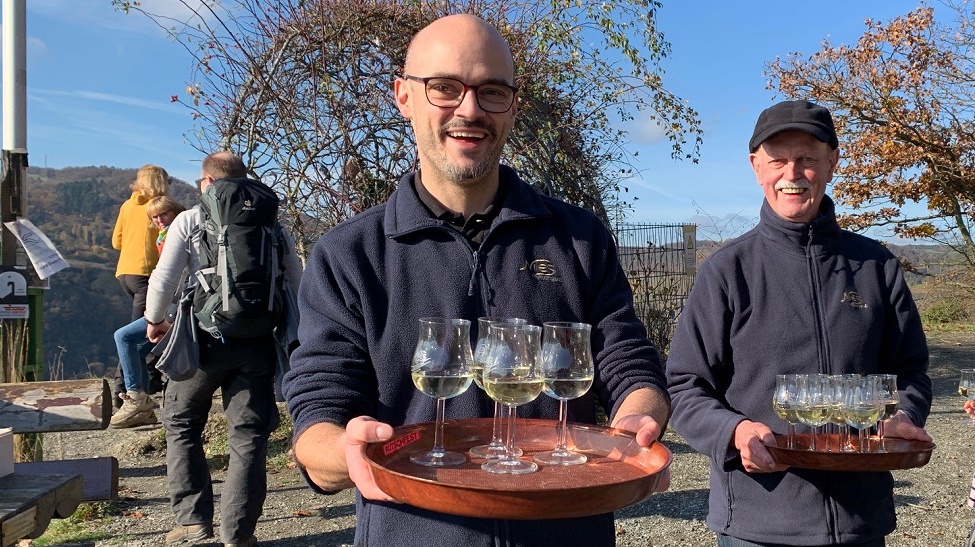 Jesse und Theo Nies servieren und erklären Ihnen den Wein an den schönsten Plätzen und genau da, wo der Wein wächst!